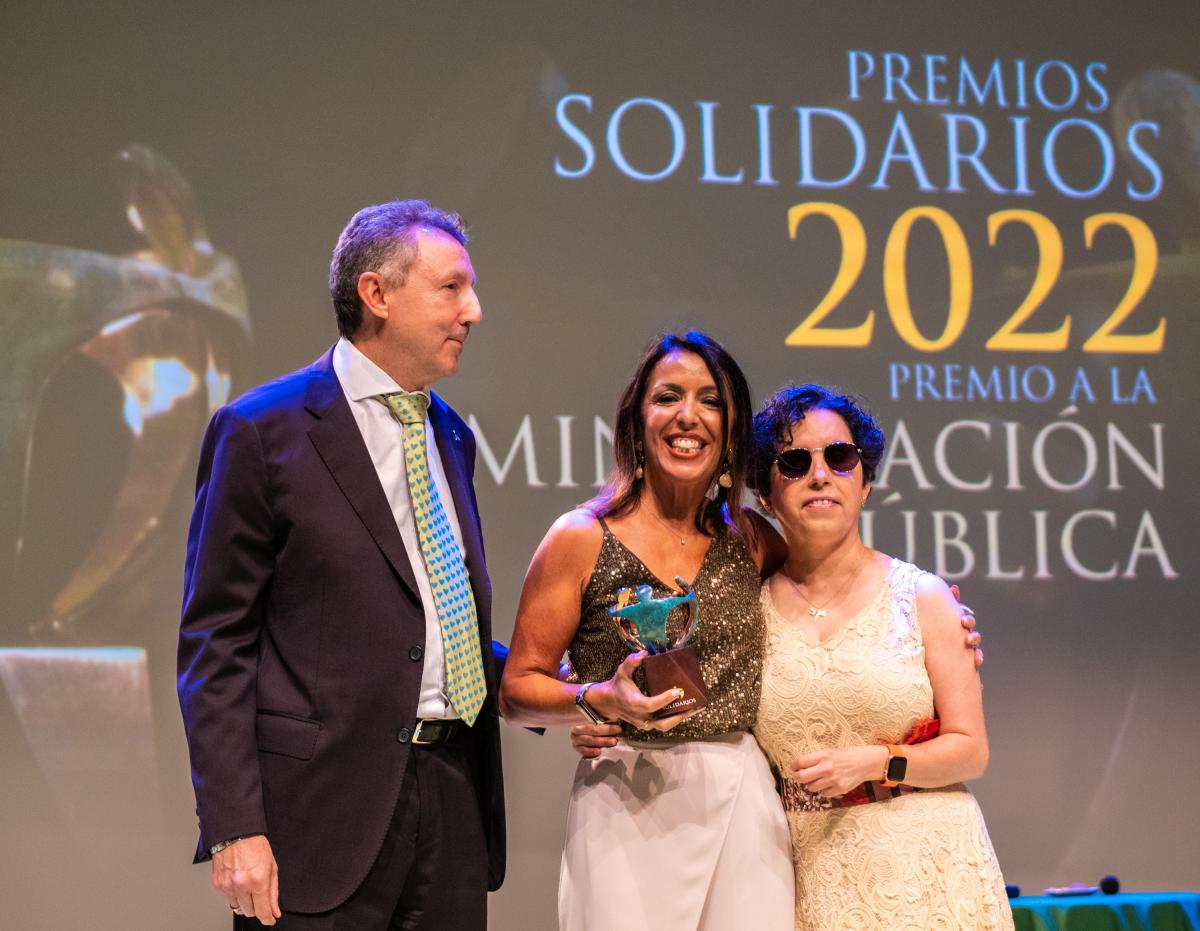 marta Bosquet recibió el premio de manos de Isabel Viruet y Cristóbal Martínez