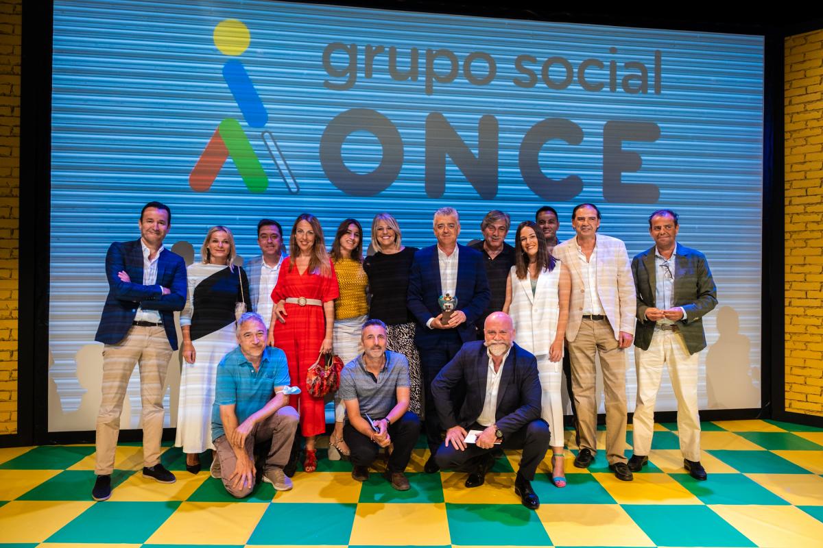 Foto de familia de los responsables de Canal Sur TV y Andalucía Directo tras la Gala