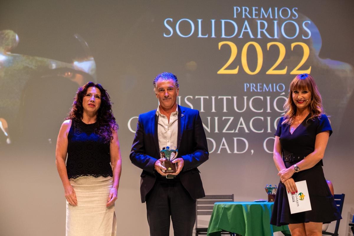 Javier Banderas recoge el premio a entidad social en representación de la Fundación Lágrimas y Favores