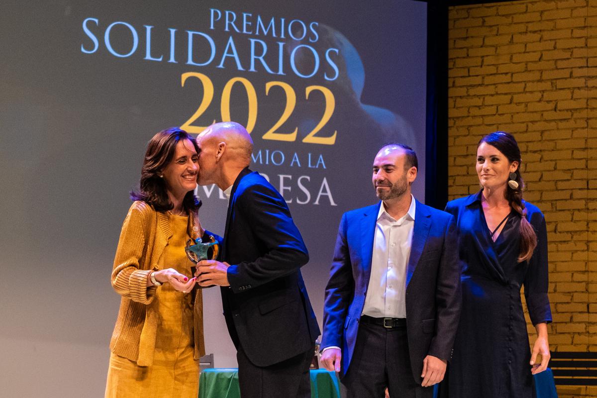 La delegada de la Junta en Sevilla en funciones entrega el premio de empresa a Unyq