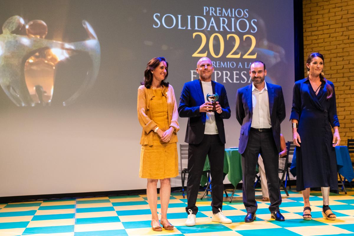 La delegada de la Junta de Andalucía en Sevilla en funciones entrega el premio a Unyq