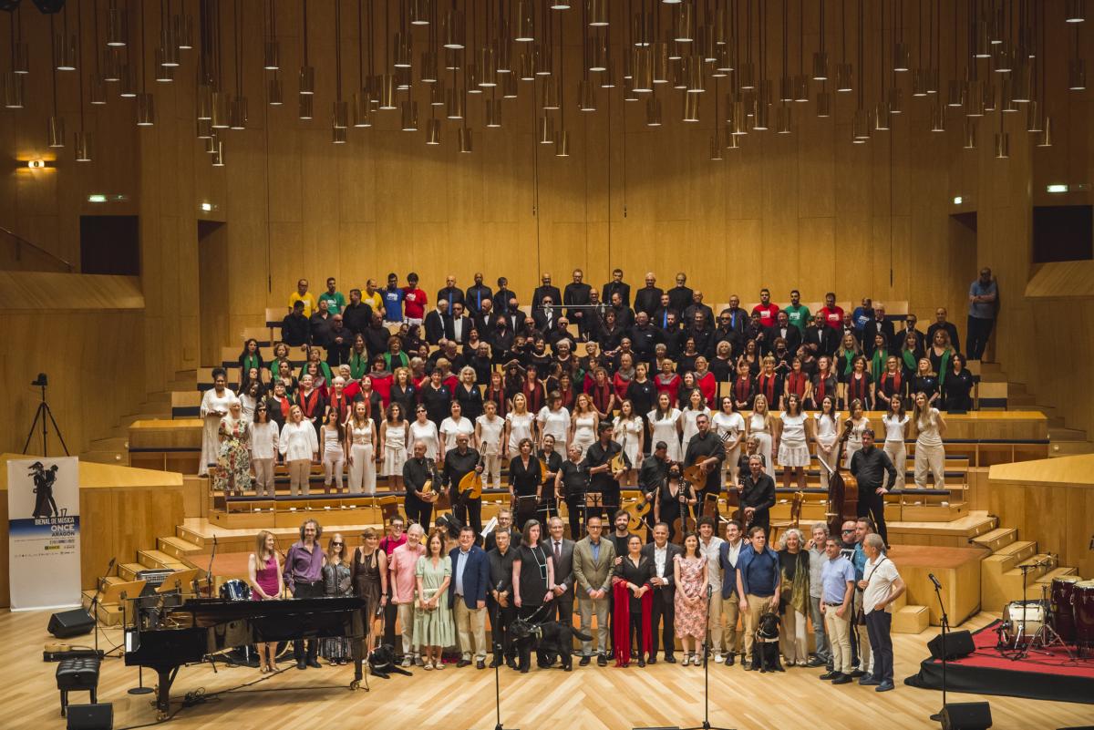 Foto final de todos los participantes de la 17 Bienal de Música ONCE en el Auditorio de Zaragoza | Foto: Carmen Sayago