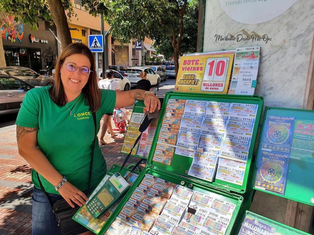 Estefenía Ascensión Gaitán, vendedora de la ONCE en Benahavís (Málaga)