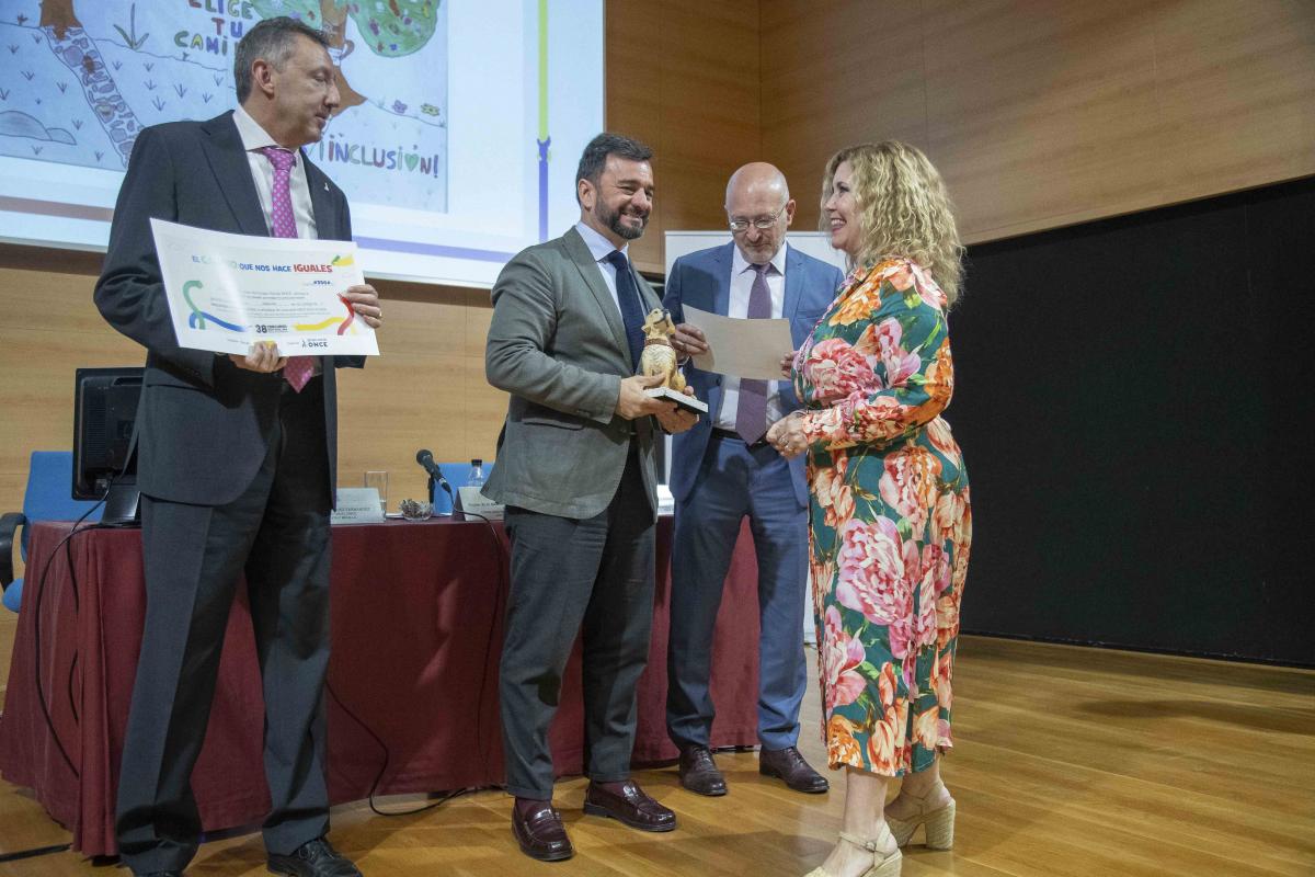 La directora del colegio San Sebastián de La Puebla del Río recoge el premio de la categoría A de manos del consejero