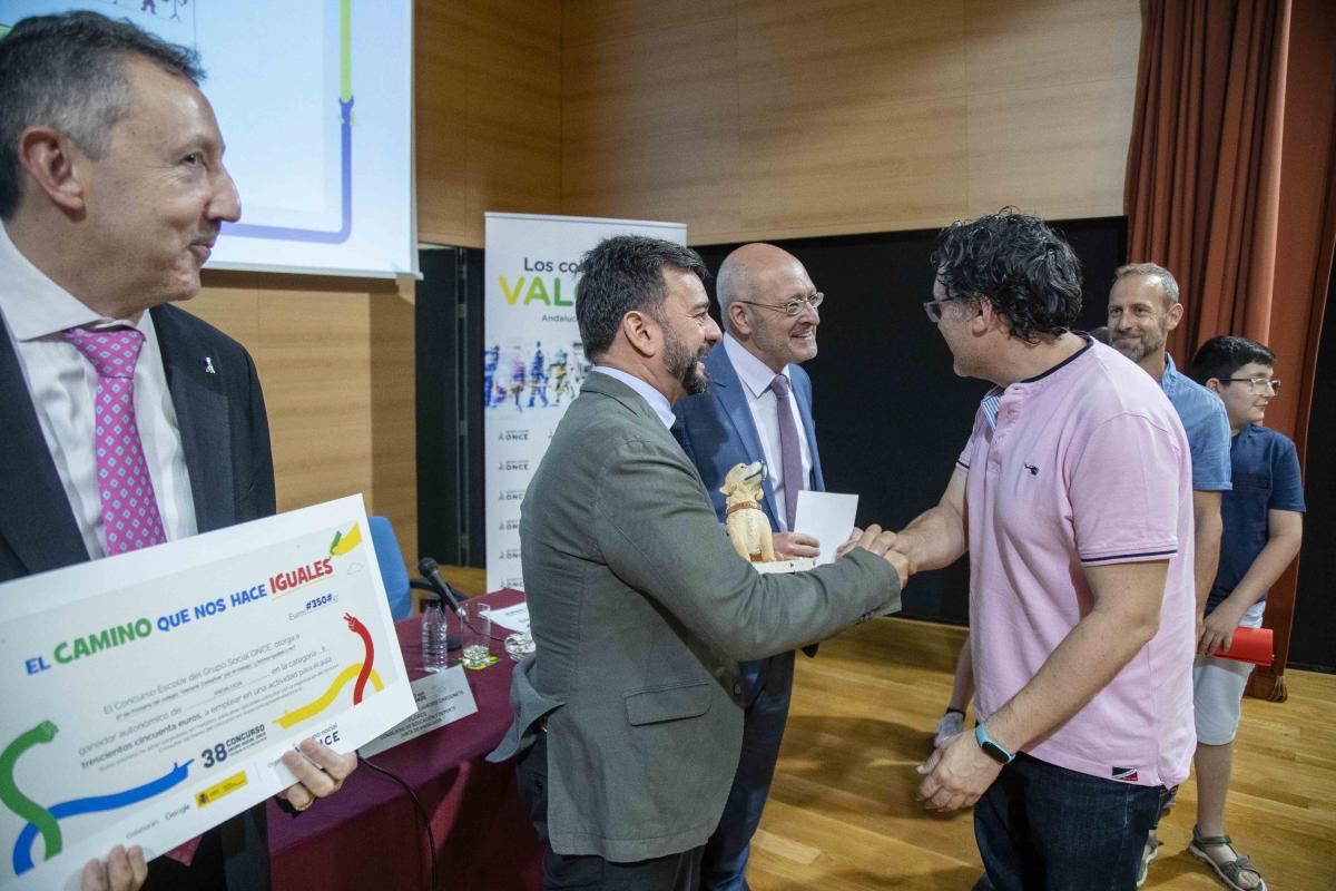 Los responsables del colegio General Castaños de Bailén recogen el premio de la Categoría B