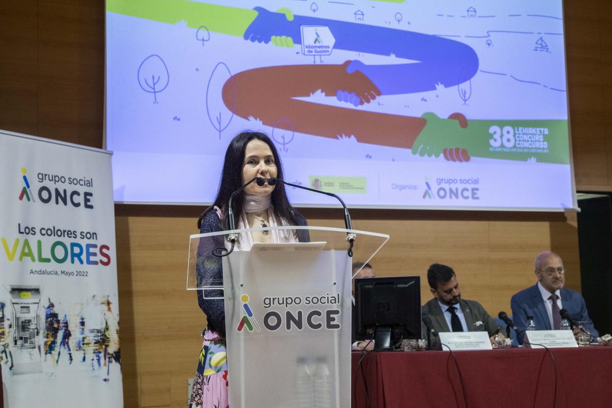 La directora del CRE de Sevilla, Eva Pérez, da la bienvenida a los asistentes