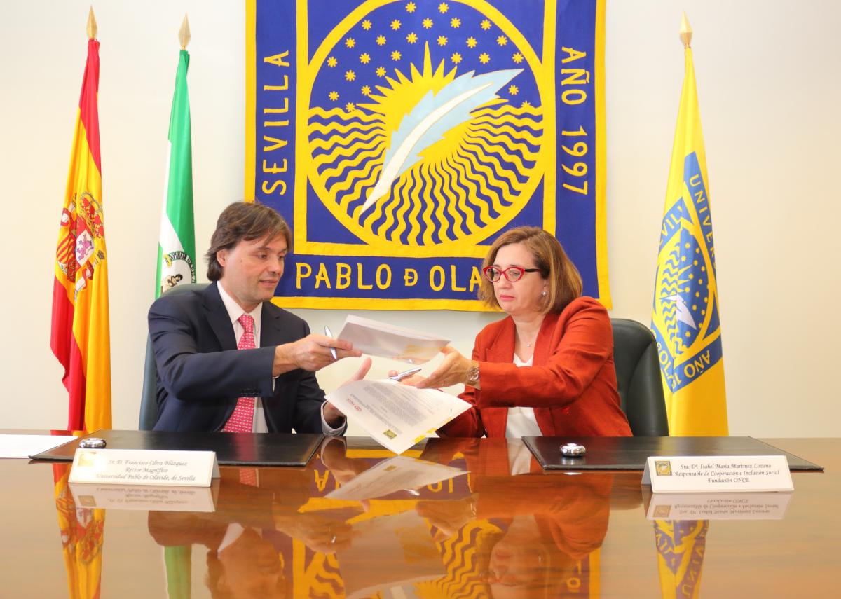 Isabel Martínez y Francisco Oliva se intercambian los protocolos de firma