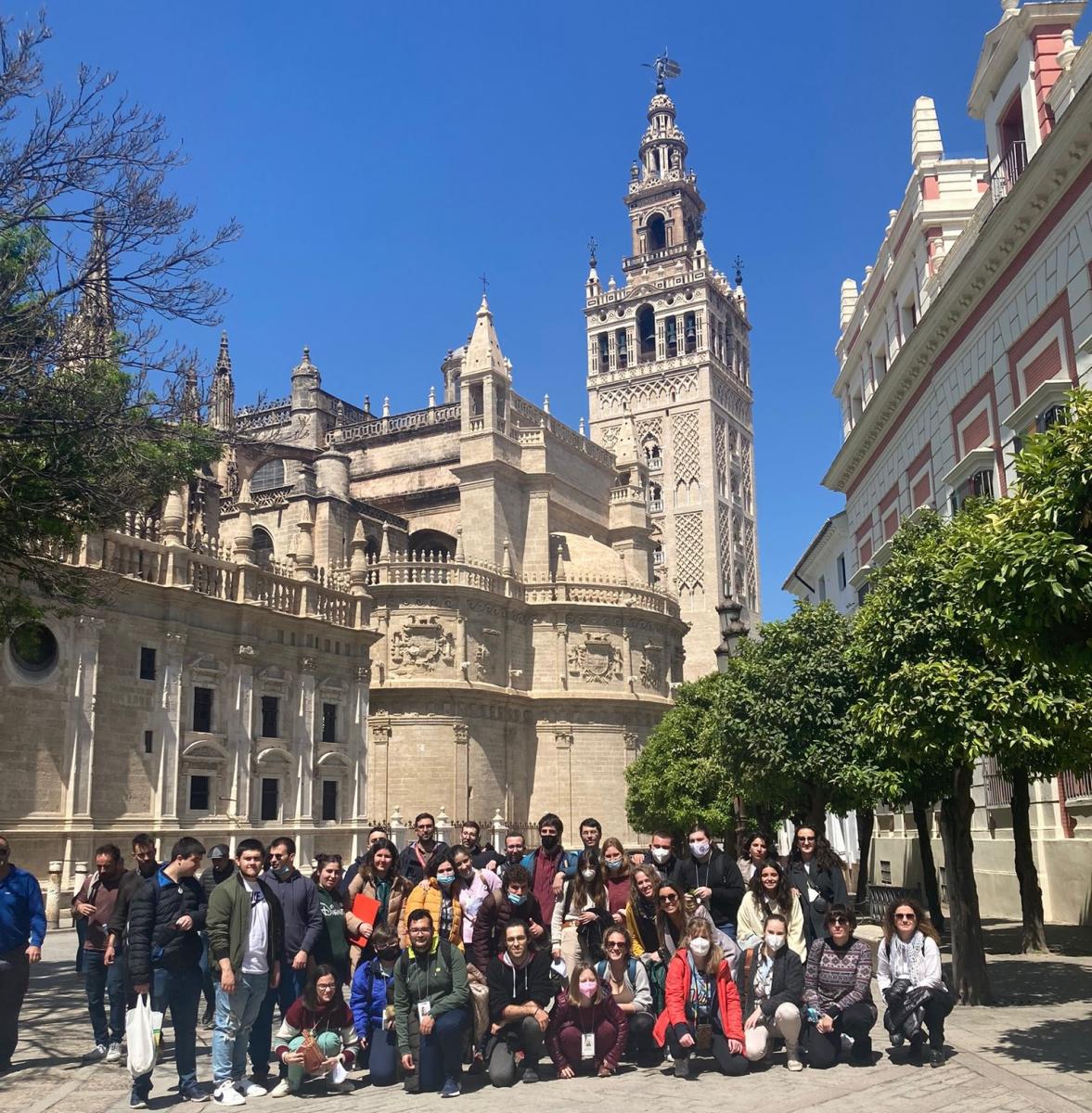 Foto de familia de los alumnos participantes a los pies de la Giralda de Sevilla