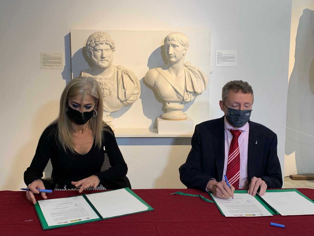 Patricia del Pozo y Cristóbal Martínez firman el convenio en la sede del Conjunto Arqueológico de Itálica