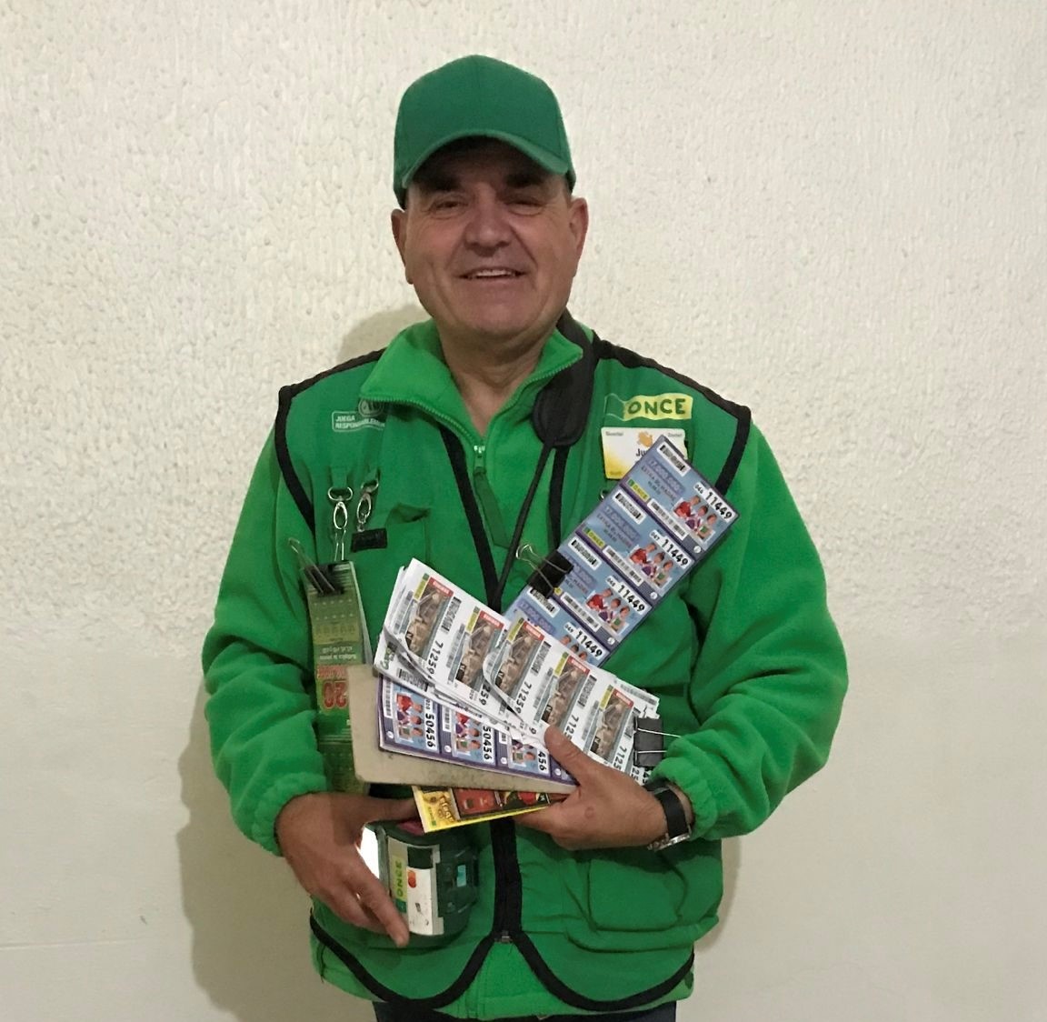 Juan Martínez, vendedor de la ONCE en Roquetas de Mar (Almería)