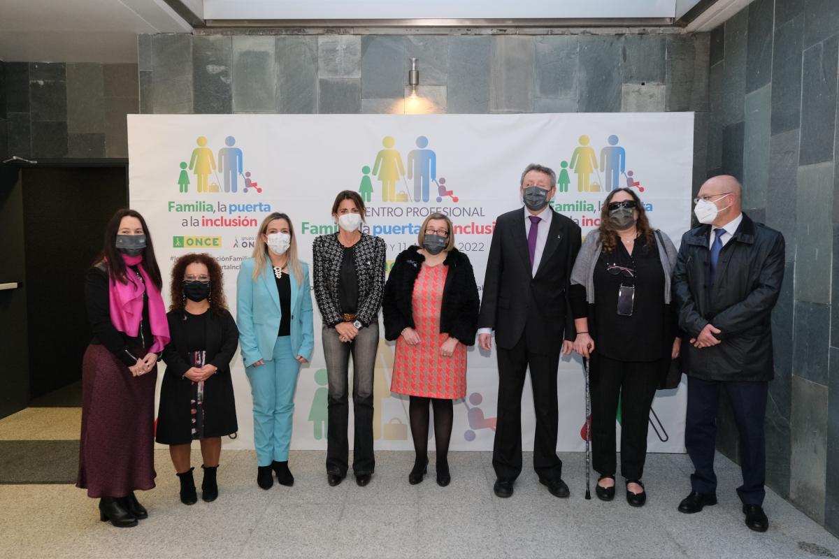 Foto de familia de los responsables de la ONCE junto a la secretaria general de Familias a su llegada al CRE de Sevilla