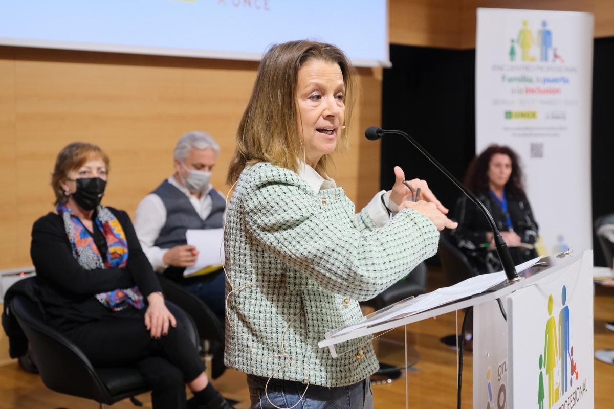Sara Fernández, trabajadora social durante 35 años en la ONCE, durante su intervención