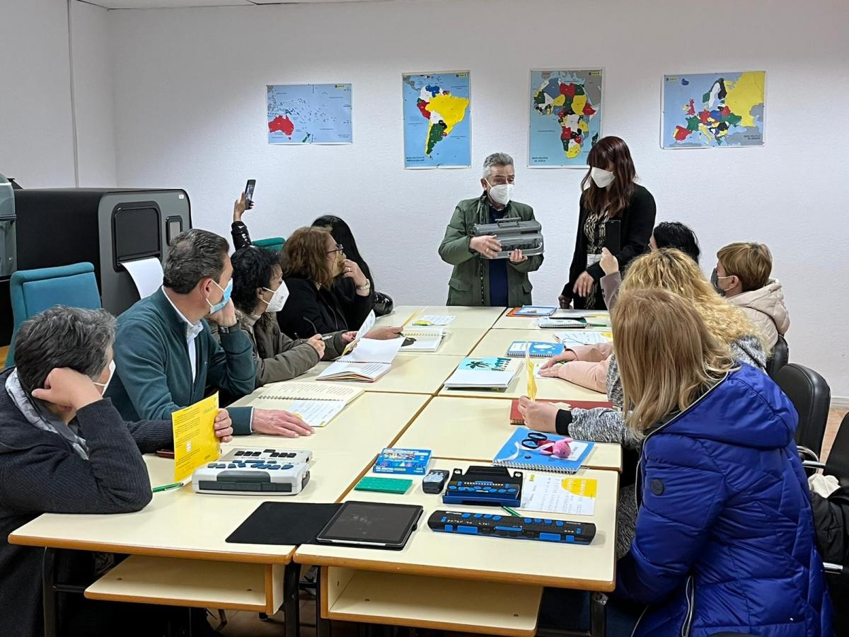 Los profesores europeos escuchan las explicaciones de los técnicos de la ONCE en Almería
