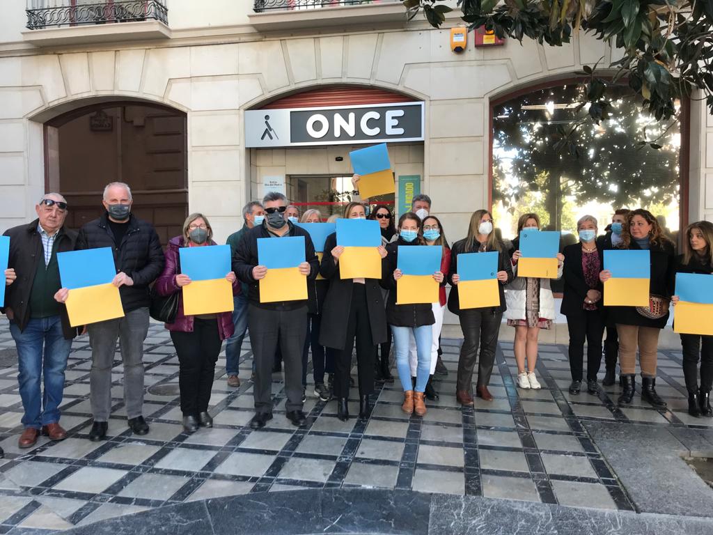 Concentración de trabajadores y afiliados por Ucrania en la ONCE de Granada
