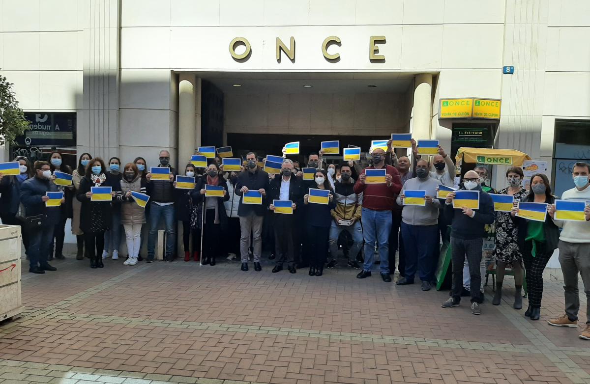 Concentración de trabajadores y afiliados de la ONCE en Málaga por Ucrania