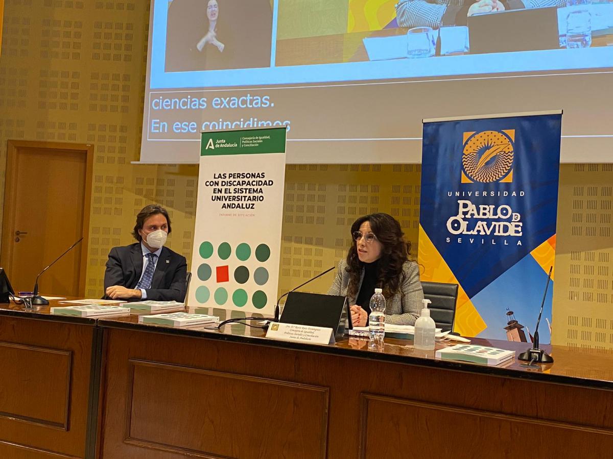 La consejera de Igualdad, Rocío Ruiz, con el rector de la UPO, Francisco Oliva, en la presentación del Informe