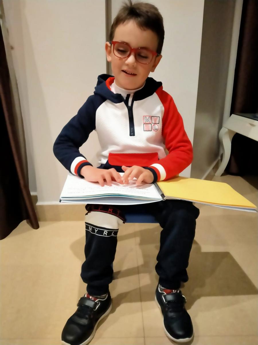 Cristóbal Martos, alumno de 6 años, de Valdepeñas de Jaén, leyendo un cuento en braille