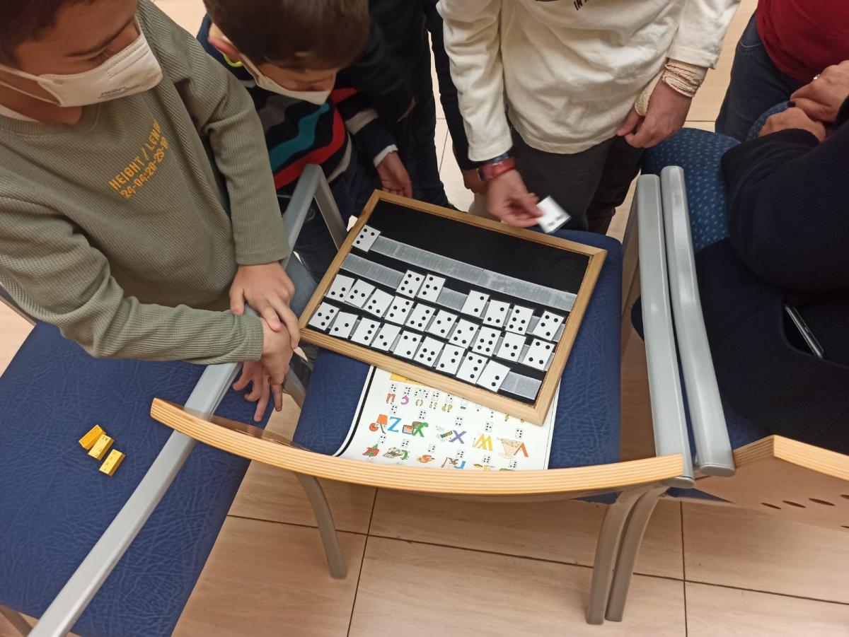 En la gymkana de la ONCE de Jaén, los niños aprendieron el funcionamiento del braille como si fueran fichas de dominó