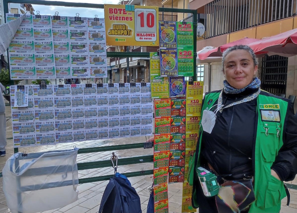 Mari Carmen Vázquez, vendedora de la ONCE en Punta Umbría (Huelva)