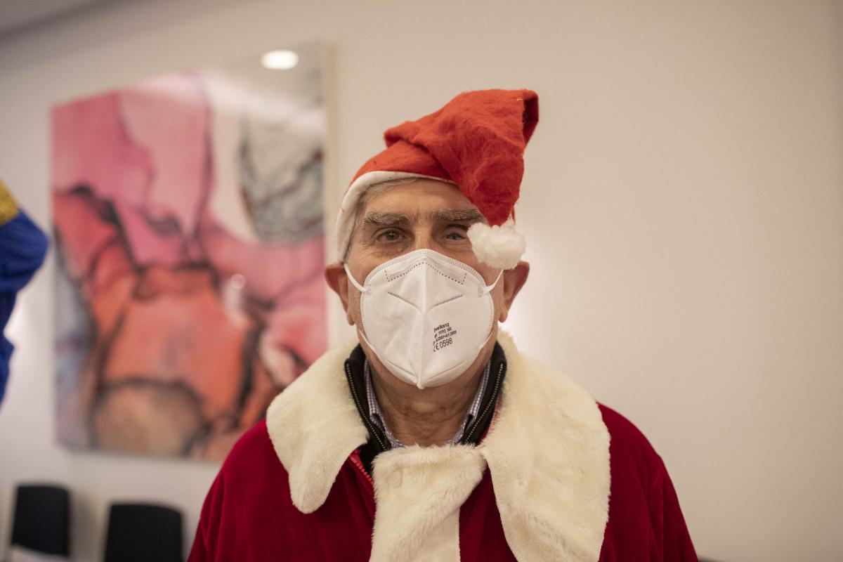 Un participante, vestido de Papa Noel, preparado para participar en el pasacalles | Fernando Ruso