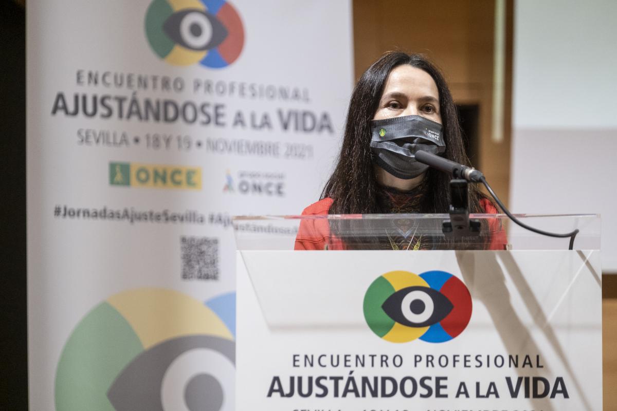 La directora del CRE de Sevilla, Eva Pérez, da la bienvenida a los participantes