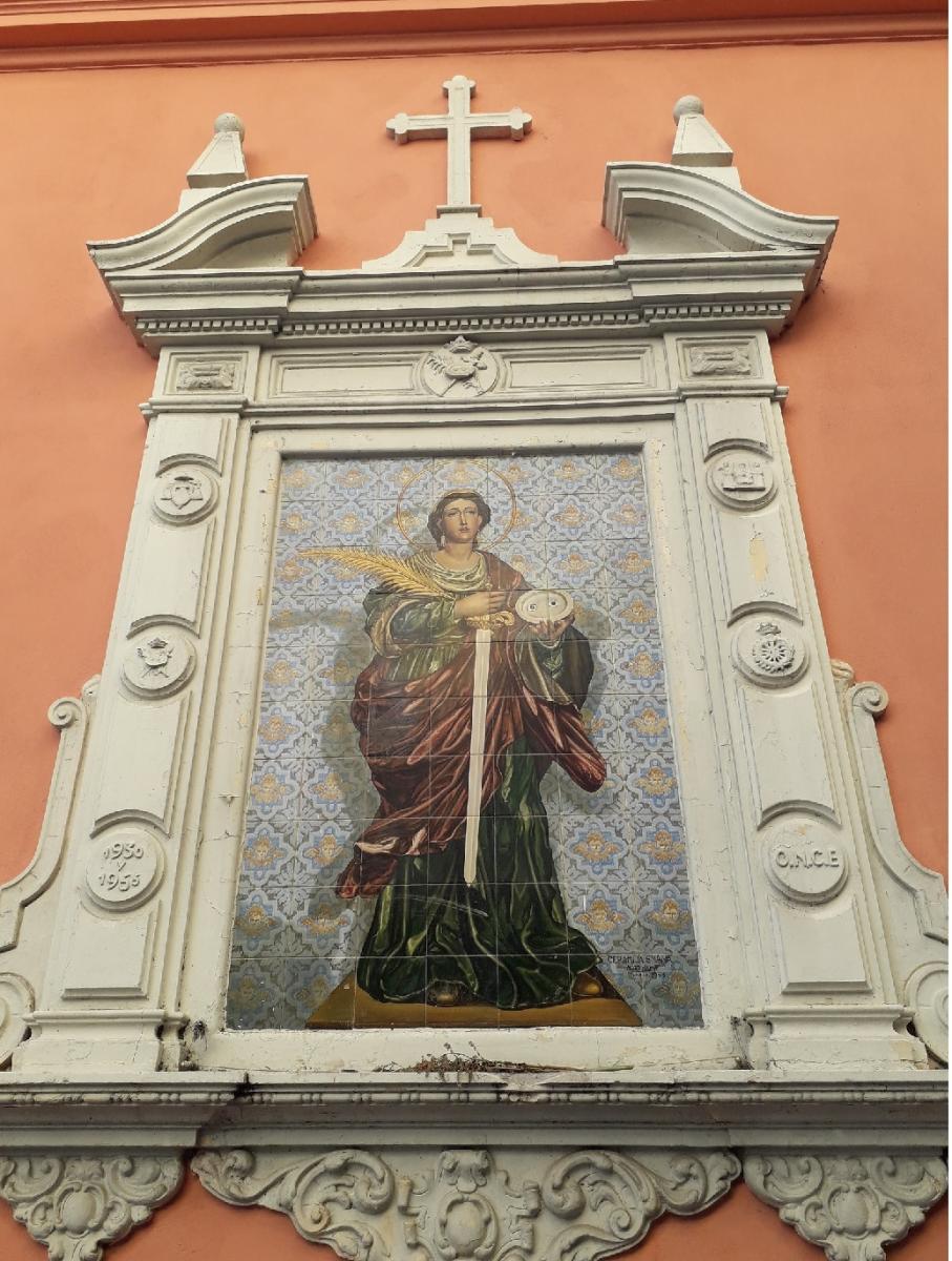 Santa Lucía en la fachada lateral de la Iglesia de Santa Catalina de Sevilla, con la inscripción de ONCE grabada en piedra
