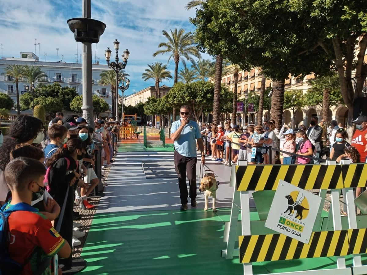 Exhibición de perros guía en Jerez