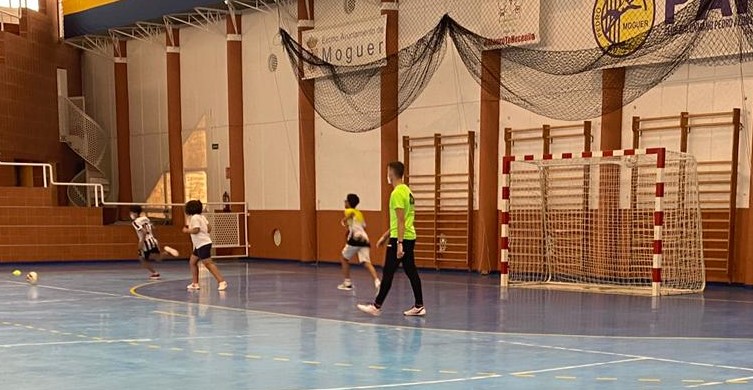 Un grupo de participantes practicando fútbol en el pabellón cubierto