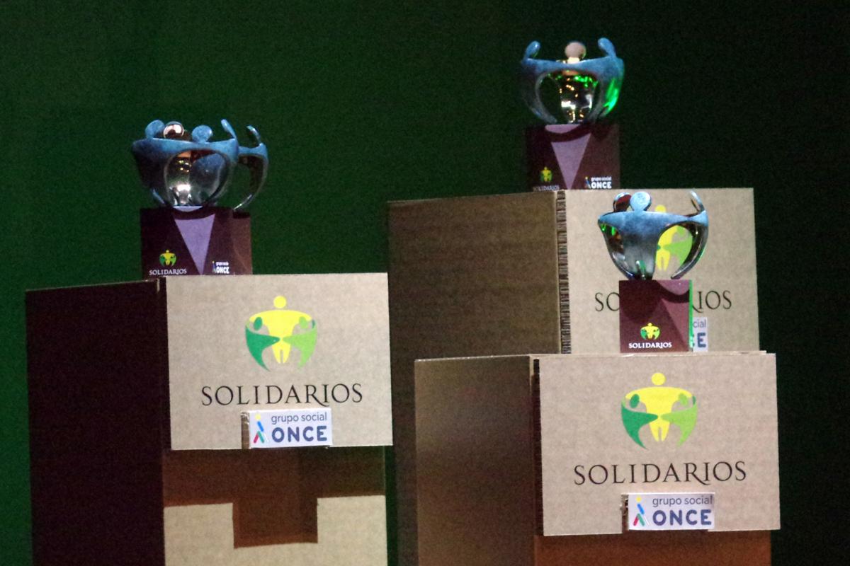 Escultura de los Premios Solidarios 2021 sobre el escenario