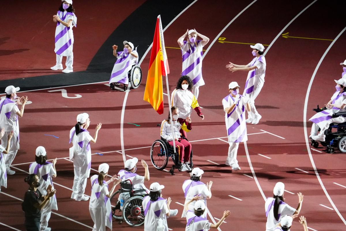 La abanderada española Marta Fernández en la ceremonia de clausura de los Juegos Paralímpicos