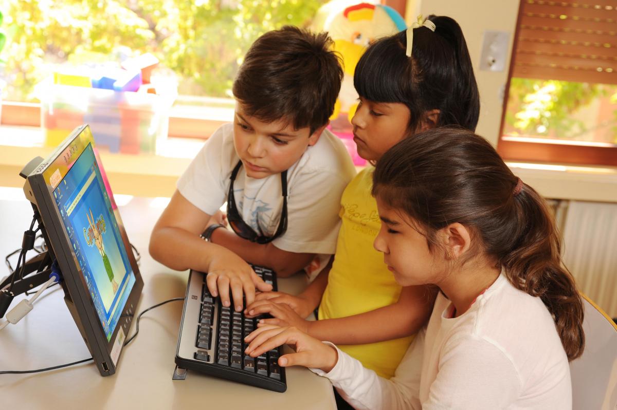 Alumnos de Primaria realizando pruebas con su ordenador