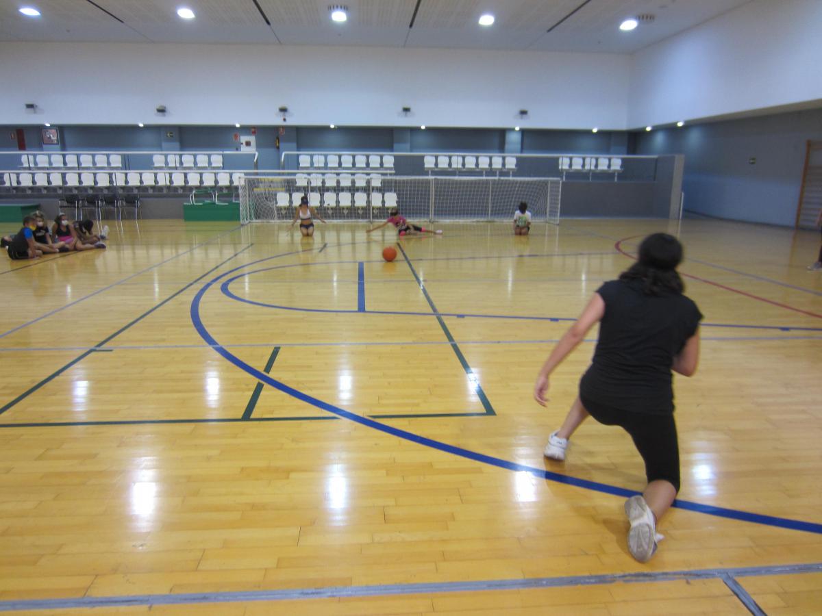 Estos encuentros combinan horas de formación y aprendizaje con diversión con actividades como el goalball