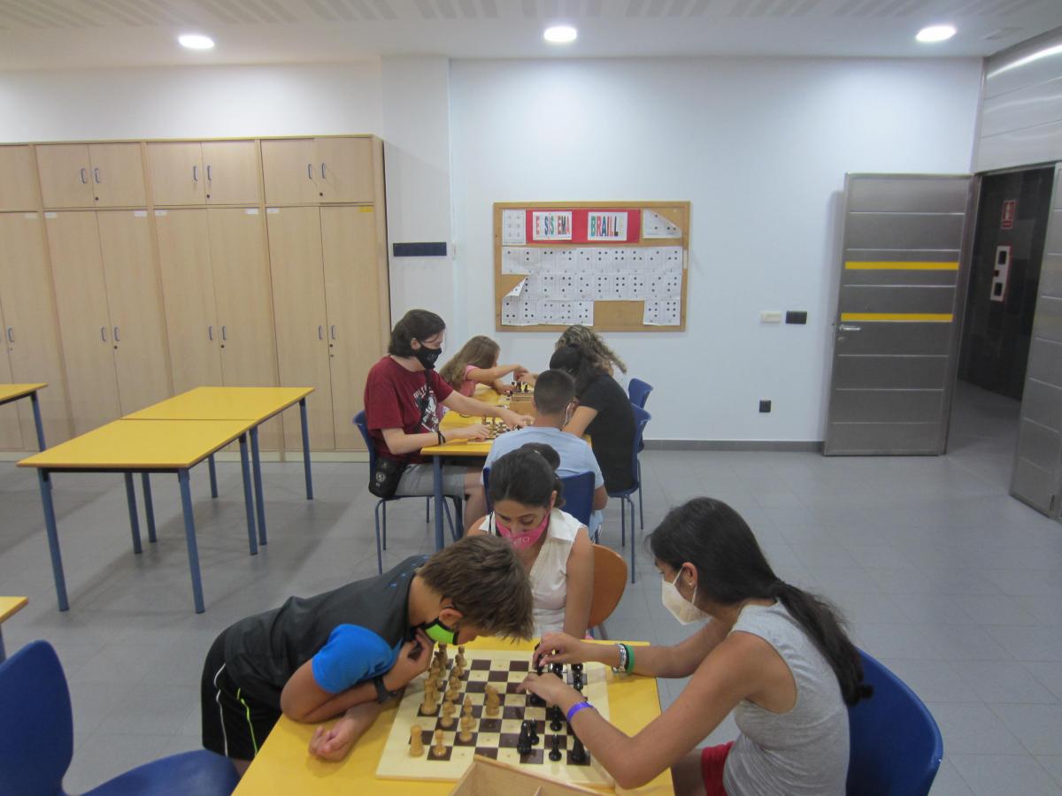 Alumnos jugando al ajedrez