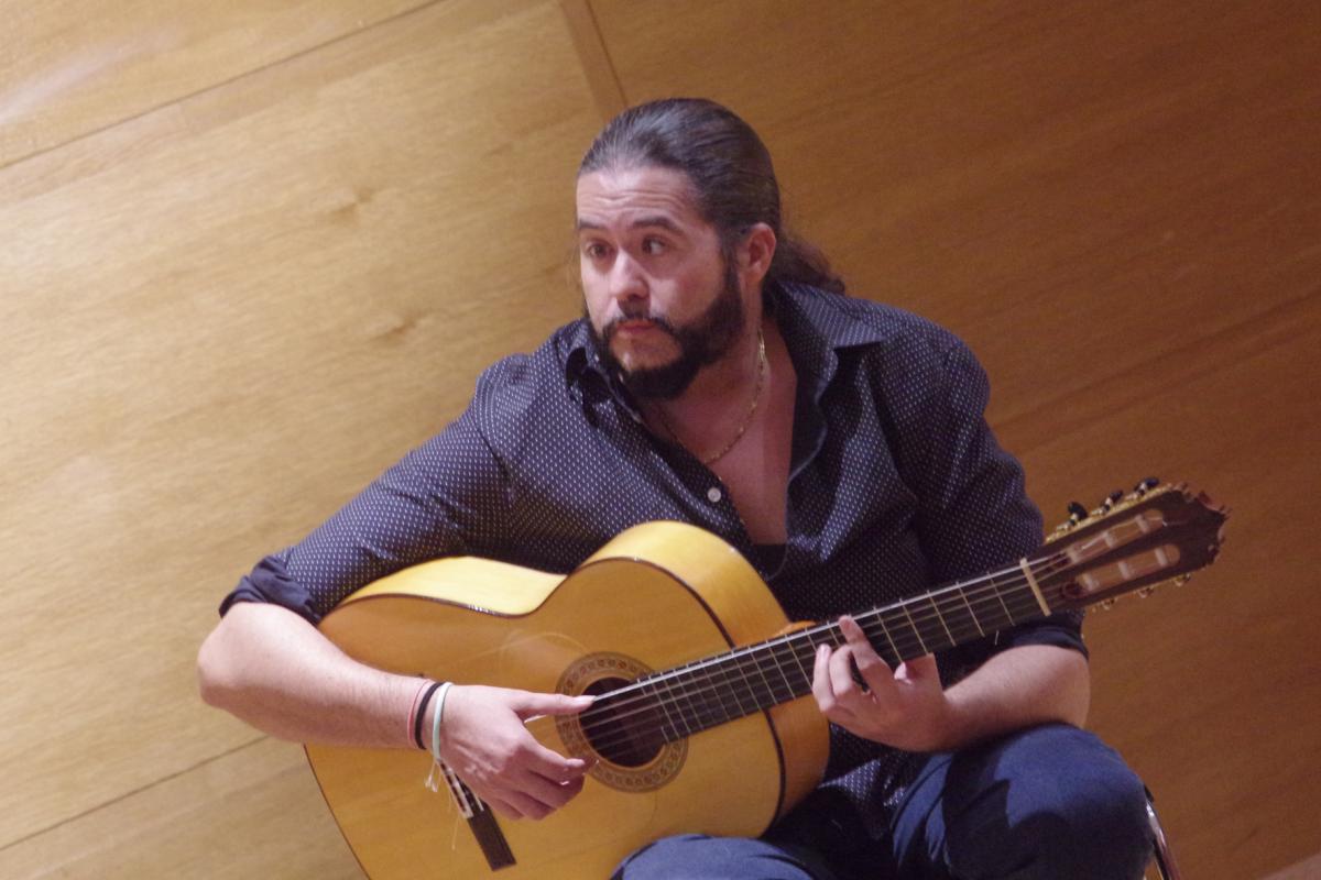 'El Kuko' se sale un poco de su flamenco para poner música a la poesía y a la interpretación
