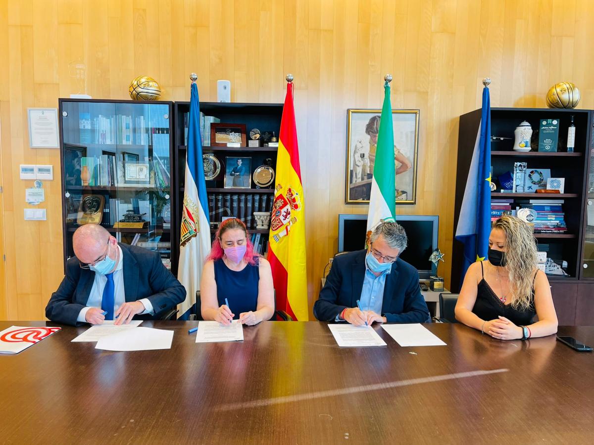 Firma del acuerdo en Rincón de la Victoria (Málaga)