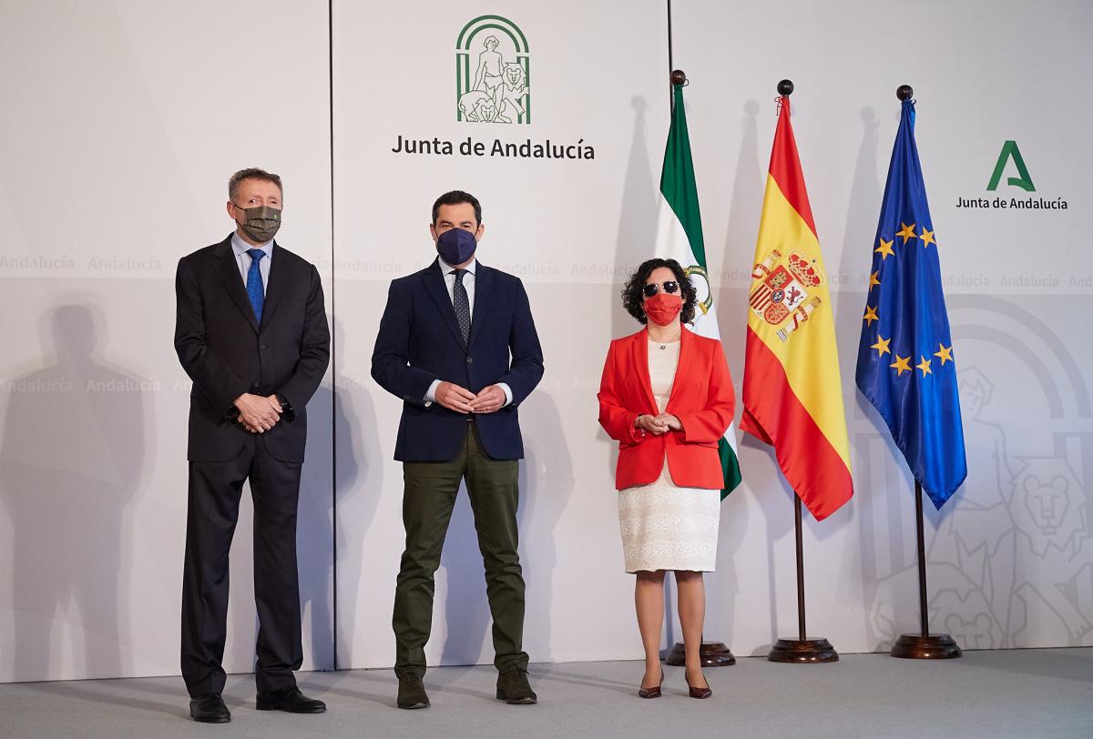 Cristóbal Martínez, Juanma Moreno e Isabel Viruet en la presidencia del acto