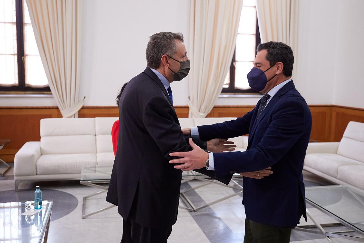 El presidente de la Junta de Andalucía saluda al delegado territorial de la ONCE