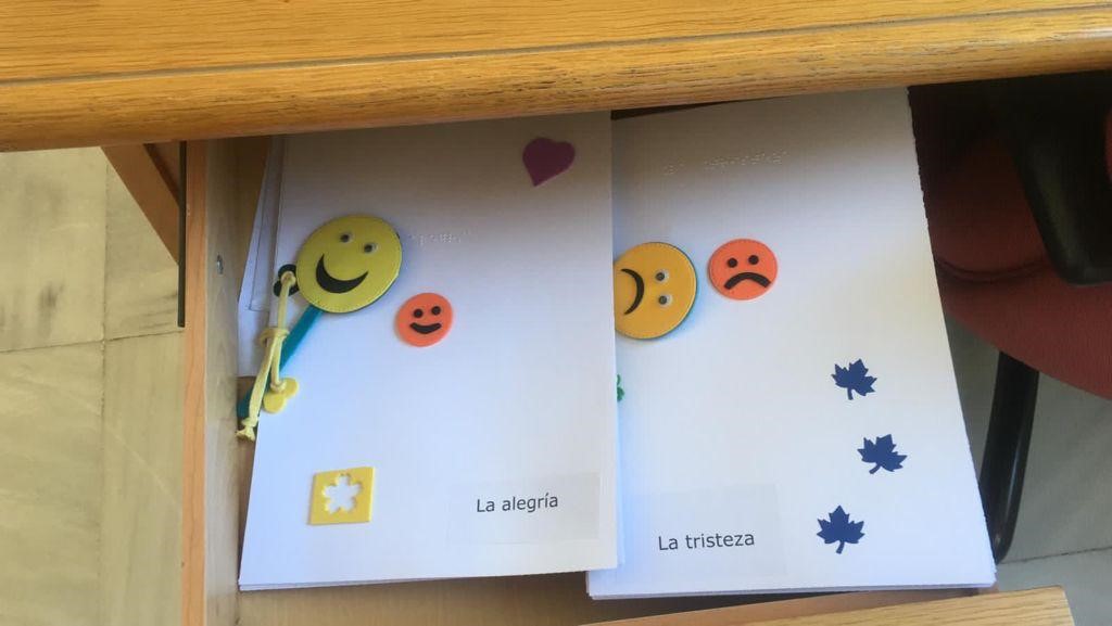 La alegría y la tristeza, representados en unos cuadernos en relieve, fueron unos de los sentimientos abordados en el taller