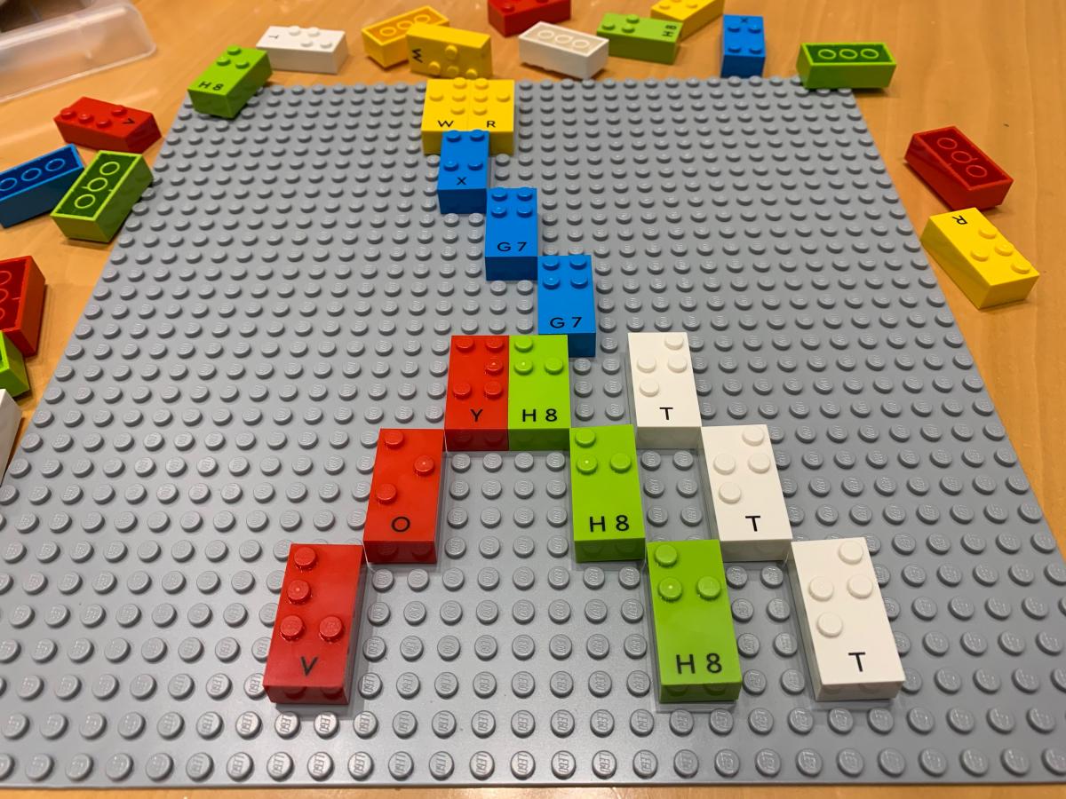 Tablero de piezas Lego y braille