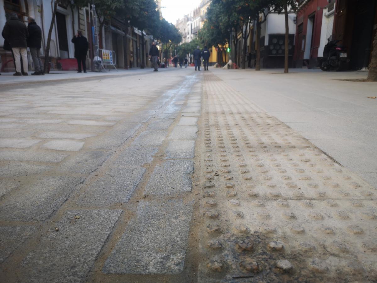 Perspectiva general del nuevo pavimento accesible que viste la calle Mateos Gago de Sevilla