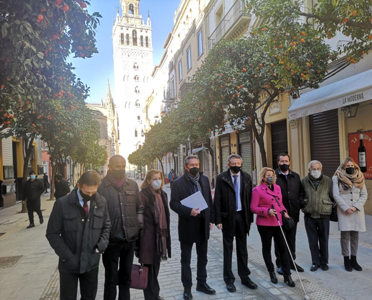 El alcalde de Sevilla y el delegado territorial de la ONCE durante su visita a las obras de reforma de Mateos Gago