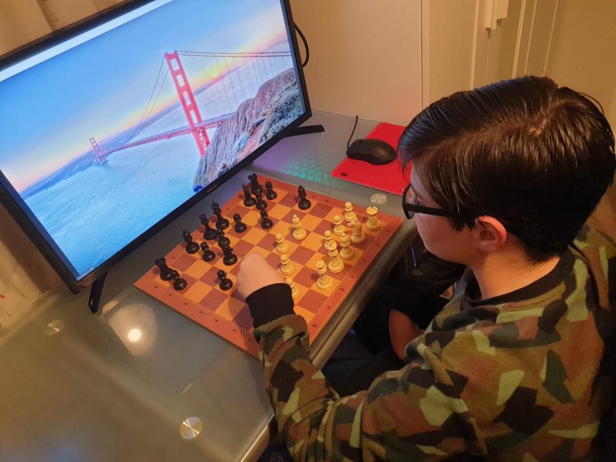 Un alumno participando en el taller de ajedrez