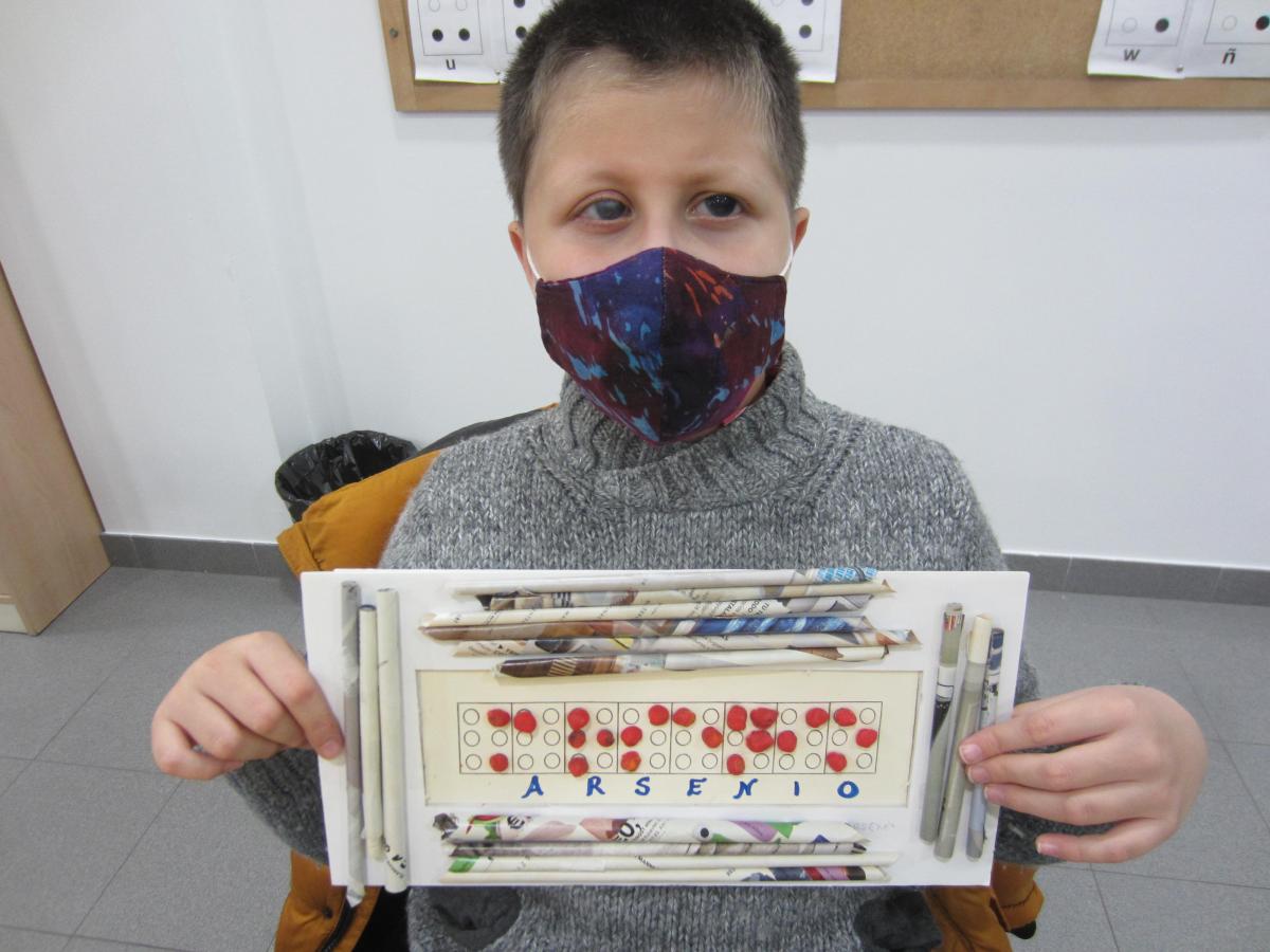 Un alumno muestra el trabajo realizado en el taller de destrezas manipulativas