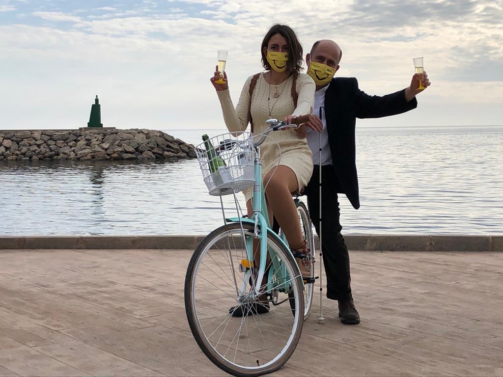 La consejera territrorial Gema Pozo y el afiliado Paco Olivera brindan compartiendo bici con el mar de Almería de fondo