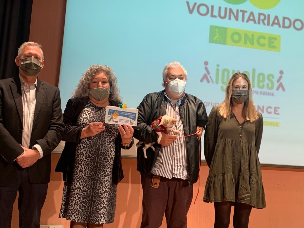 Los voluntarios del año de la ONCE en Sevilla con José Antonio Toledo y Adriana Pérez