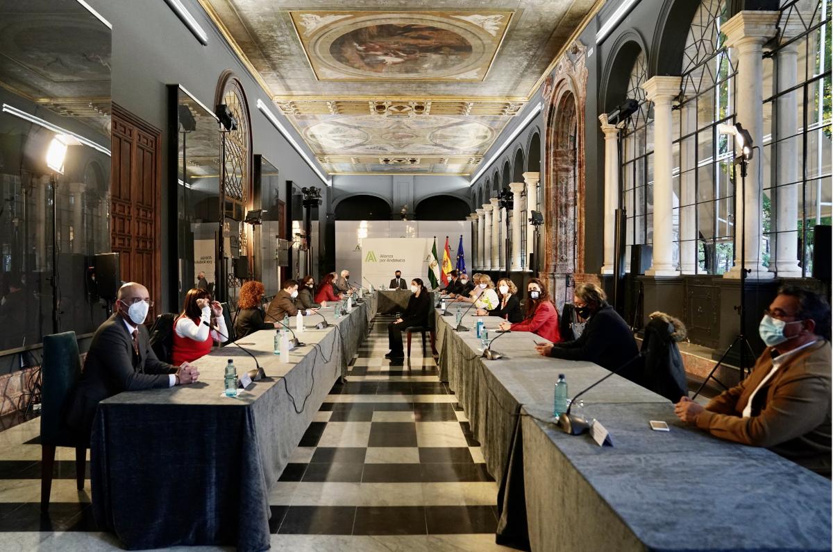 Vista general de la asamblea que presidió Juanma Moreno, en el Salón de los Espejos del Palacio de San Telmo