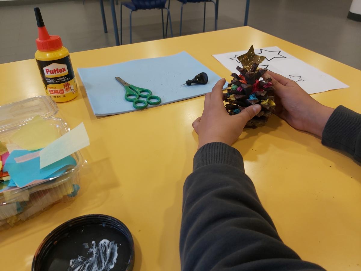 Un alumno realizando un detalle de decoración navideña en uno de los talleres
