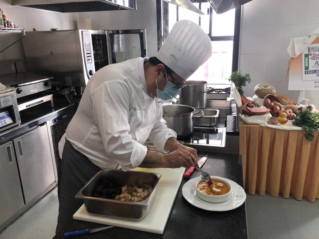 El jefe de cocina de la Escuela de Hostelería de Cádiz en plena preparación del plato
