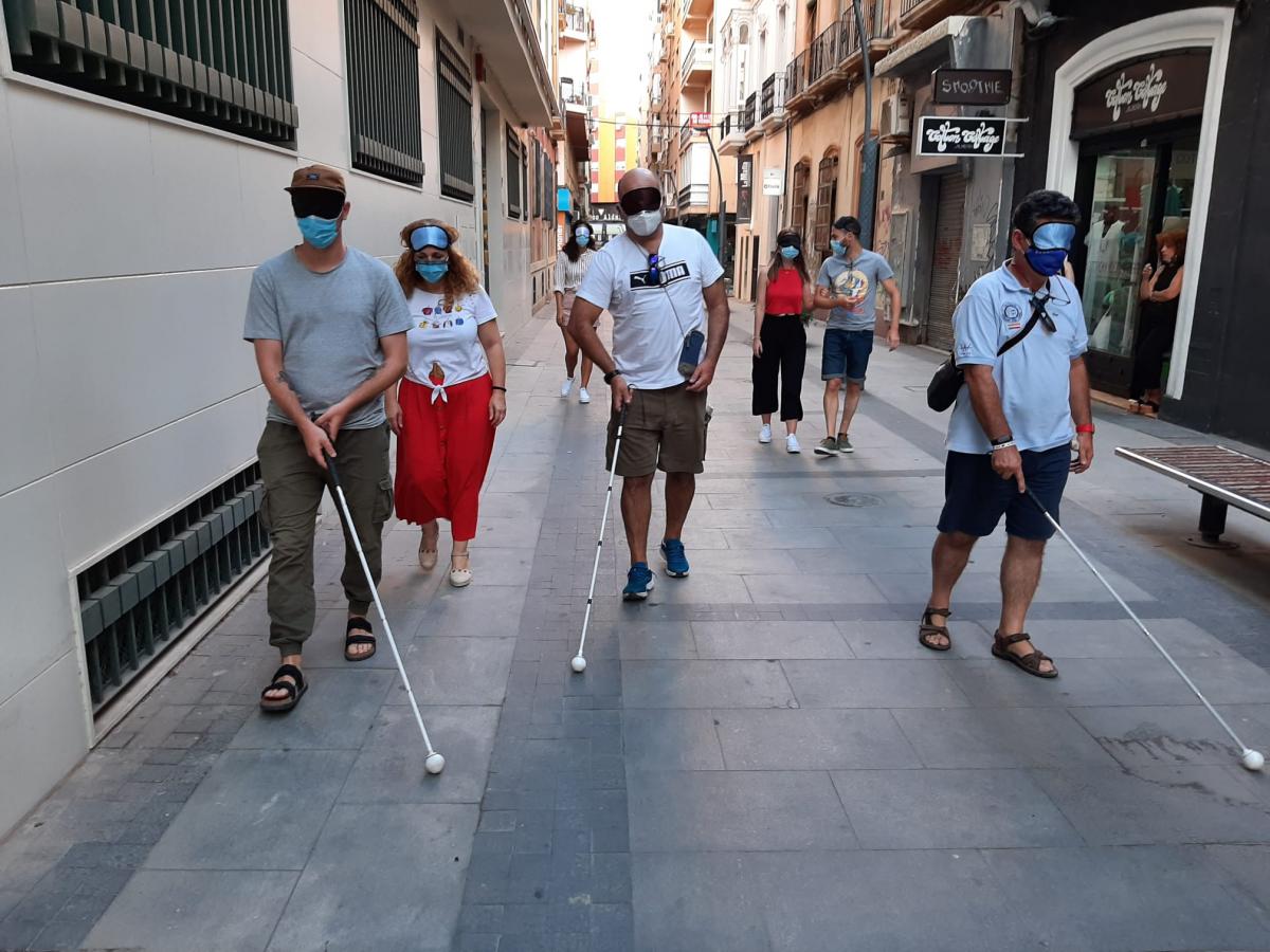 Los participantes en la jornada técnica de formación realizaron un paseo con bastones por las calles de Almería