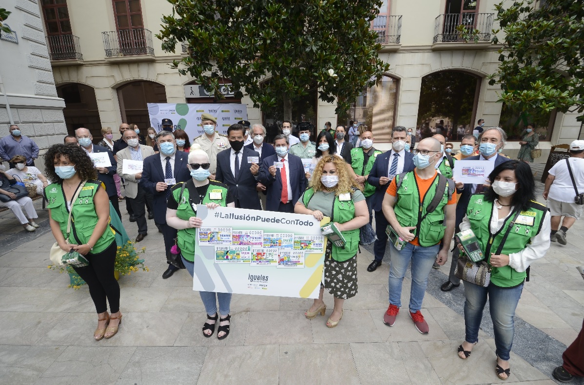 La presentación de Granada tuvo lugar en la plaza del Carmen, entre las sedes de la ONCE y del Ayuntamiento